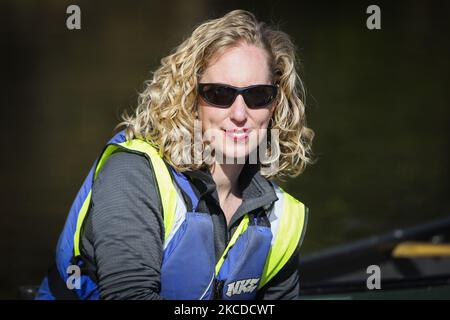 Lorna Slater, co-chef des Verts écossais, rencontre des bénévoles qui ramassaient des déchets du canal lors d'une visite au Bridge8 Hub à 25 avril 2021, à Édimbourg, en Écosse. Alors qu'elle poursuit sa campagne pour les prochaines élections parlementaires écossaises, en annonçant les propositions de son parti visant à éliminer progressivement les plastiques inutiles et à faire avancer le système écossais de retour des dépôts longtemps retardé. (Photo par Ewan Bootman/NurPhoto) Banque D'Images