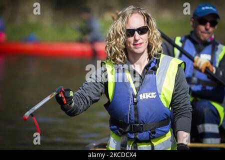 Lorna Slater, cochef des Verts écossais, et Gavin Corbett, conseiller des Verts, rencontrent des volontaires qui ramassaient des déchets du canal lors d'une visite au Bridge8 Hub sur 25 avril 2021 à Édimbourg, en Écosse. Alors qu'elle poursuit sa campagne pour les prochaines élections parlementaires écossaises, en annonçant les propositions de son parti visant à éliminer progressivement les plastiques inutiles et à faire avancer le système écossais de retour des dépôts longtemps retardé. (Photo par Ewan Bootman/NurPhoto) Banque D'Images