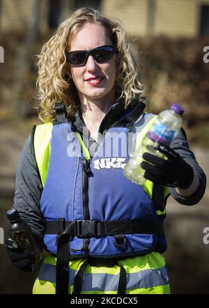 Lorna Slater, co-chef des Verts écossais, rencontre des bénévoles qui ramassaient des déchets du canal lors d'une visite au Bridge8 Hub à 25 avril 2021, à Édimbourg, en Écosse. Alors qu'elle poursuit sa campagne pour les prochaines élections parlementaires écossaises, en annonçant les propositions de son parti visant à éliminer progressivement les plastiques inutiles et à faire avancer le système écossais de retour des dépôts longtemps retardé. (Photo par Ewan Bootman/NurPhoto) Banque D'Images