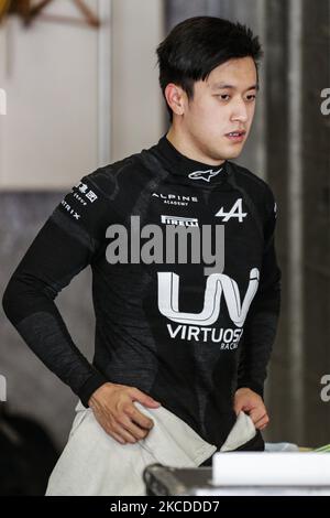 Guanyu Zhou de Chine d'Uni - Virtuosi Racing, portrait pendant le troisième jour de la FIA Formule 2 essais au circuit de Barcelone - Catalunya sur 25 avril 2021 à Montmelo, Espagne. (Photo par Xavier Bonilla/NurPhoto) Banque D'Images