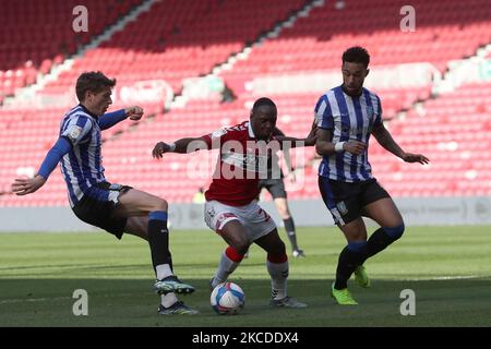 Neeskens Kebano de Middlesbrough en action avec Adam Reach et Liam Palmer de Sheffield mercredi pendant le match de championnat Sky Bet entre Middlesbrough et Sheffield mercredi au stade Riverside, Middlesbrough, le samedi 24th avril 2021. (Photo de Mark Fletcher/MI News/NurPhoto) Banque D'Images