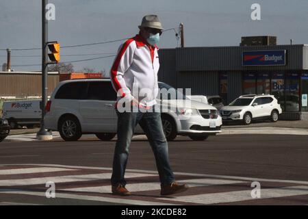 Homme portant un masque facial tout en marchant le long de la rue pendant la nouvelle pandémie du coronavirus (COVID-19) à Toronto, Ontario, Canada sur 09 avril 2021. (Photo de Creative Touch Imaging Ltd./NurPhoto) Banque D'Images