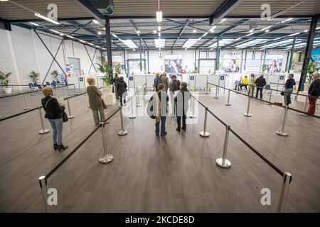 Les gens attendent en file pour être vaccinés. Nouveau centre de vaccination XL contre le coronavirus Covd à Helmond du Service de santé municipal GGD, Dutch Gemeentelijke Gezondheidsdienst, une organisation de soins de santé publique décentralisée. Le nouveau centre de vaccination, une usine reconvertie - entrepôt fait partie du programme néerlandais de vaccination contre le COVID-19, le système invite les gens à obtenir le jab avec une cible pour tous les plus de 18 à être invités en 2021. La nouvelle installation de Helmond a ouvert ses portes le samedi 24 avril 2021, offrant le vaccin BioNTech Pfizer capable de vacciner plus de 5000 personnes par da Banque D'Images