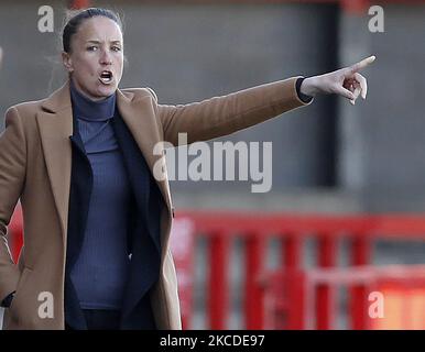 Casey Stoney, directrice de Manchester United pour femmes, donne des instructions lors du match Barclays FA Women Super League entre Brighton et Hove Albion Women et Manchester United Women au People's Pension Stadium le 04th avril 2021 à Crawley, en Angleterre. (Photo par action Foto Sport/NurPhoto) Banque D'Images