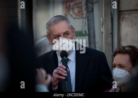 Le Grand Rabbin de Rome Riccardo Di Segni participe au sit in de la Communauté juive de Rome, à proximité de l'Ambassade de France à Rome, Italie sur 25 avril, 2021 contre la récente décision du plus haut tribunal français selon laquelle le meurtrier de Sarah Halimi n'était pas criminellement responsable, à Lyon, dans le centre-sud de la France. Halimi, une juive orthodoxe de 65 ans, est décédée en 2017 après avoir été poussée par le voisin Kobili Traore, 27 ans, qui cria ''Allahu Akbar'' (''Dieu est grand'' en arabe). Traore, un gros fumeur de cannabis, est en soins psychiatriques depuis le d de Halimi Banque D'Images