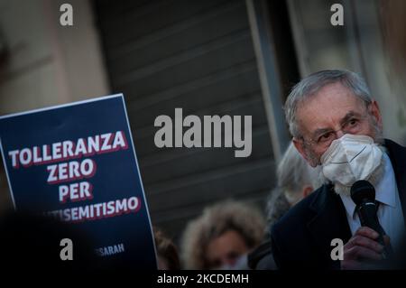 Le Grand Rabbin de Rome Riccardo Di Segni participe au sit in de la Communauté juive de Rome, à proximité de l'Ambassade de France à Rome, Italie sur 25 avril, 2021 contre la récente décision du plus haut tribunal français selon laquelle le meurtrier de Sarah Halimi n'était pas criminellement responsable, à Lyon, dans le centre-sud de la France. Halimi, une juive orthodoxe de 65 ans, est décédée en 2017 après avoir été poussée par le voisin Kobili Traore, 27 ans, qui cria ''Allahu Akbar'' (''Dieu est grand'' en arabe). Traore, un gros fumeur de cannabis, est en soins psychiatriques depuis le d de Halimi Banque D'Images