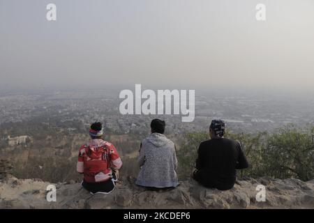 Un groupe de personnes observe la ville de Mexico, au Mexique, sur 25 avril 2021, depuis le sommet de Cerro de la Estrella et la présence d'une mauvaise qualité de l'air pendant l'urgence sanitaire COVID-19 et le feu de circulation épidémiologique orange dans la capitale. Ces derniers jours, la Commission de l'environnement du Megalopolis a décrété une contingence environnementale dans la vallée du Mexique après avoir enregistré une concentration d'ozone de 160 parties par milliard, en raison de l'intense rayonnement solaire et peu de nébulosité qui favorise la formation d'ozone et de rares rafales de vent, Favoriser la stagnation et l'accumulation du P Banque D'Images