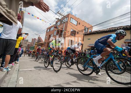 Les Ciclystes qui participent à la finale de la course de 2021 Vuelta en Colombie à Bogota sont applaudi par les habitants du quartier Perserverancia à Bogota, en Colombie sur 25 avril 2021 gagné par le ciclyste colombien Tito Hernandez. (Photo par Sebastian Barros/NurPhoto) Banque D'Images