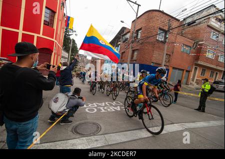 Les Ciclystes qui participent à la finale de la course de 2021 Vuelta en Colombie à Bogota sont applaudi par les habitants du quartier Perserverancia à Bogota, en Colombie sur 25 avril 2021 gagné par le ciclyste colombien Tito Hernandez. (Photo par Sebastian Barros/NurPhoto) Banque D'Images