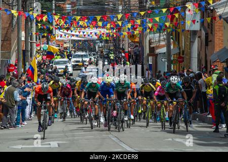 Les Ciclystes qui participent à la finale de la course de 2021 Vuelta en Colombie à Bogota sont applaudi par les habitants du quartier Perserverancia à Bogota, en Colombie sur 25 avril 2021 gagné par le ciclyste colombien Tito Hernandez. (Photo par Sebastian Barros/NurPhoto) Banque D'Images