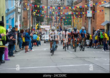 Les Ciclystes qui participent à la finale de la course de 2021 Vuelta en Colombie à Bogota sont applaudi par les habitants du quartier Perserverancia à Bogota, en Colombie sur 25 avril 2021 gagné par le ciclyste colombien Tito Hernandez. (Photo par Sebastian Barros/NurPhoto) Banque D'Images