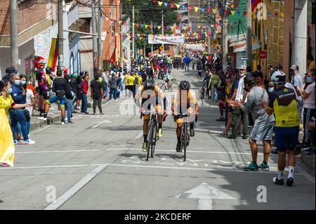 Les Ciclystes qui participent à la finale de la course de 2021 Vuelta en Colombie à Bogota sont applaudi par les habitants du quartier Perserverancia à Bogota, en Colombie sur 25 avril 2021 gagné par le ciclyste colombien Tito Hernandez. (Photo par Sebastian Barros/NurPhoto) Banque D'Images