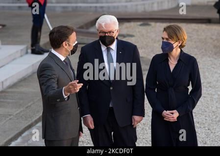 Le président français Emmanuel Macron et le chef d'État allemand Frank-Walter Steinmeier avec son épouse Elke Budenbender lors du sommet d'État à l'Elysée, à Paris, sur 26 avril 2021. (Photo par Andrea Savorani Neri/NurPhoto) Banque D'Images