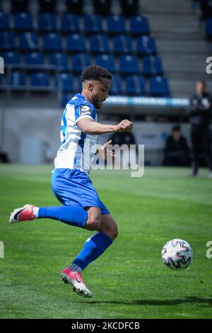 Leon Bell Bell Bell de Magdeburg contrôle le ballon pendant le 3. Match Liga entre 1. FC Magdebourg et VfB Luebeck au MDCC-Arena sur 25 avril 2021 à Magdebourg, Allemagne. (Photo de Peter Niedung/NurPhoto) Banque D'Images