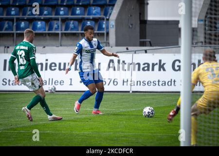 Leon Bell Bell Bell (deuxième à partir de la gauche) de Magdeburg contrôle le ballon pendant le 3. Match Liga entre 1. FC Magdebourg et VfB Luebeck au MDCC-Arena sur 25 avril 2021 à Magdebourg, Allemagne. (Photo de Peter Niedung/NurPhoto) Banque D'Images