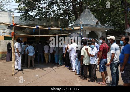 Les personnes portant un masque montrent leur carte d'identité de l'électeur alors qu'elles se sont mises en file d'attente devant un bureau de vote, lors de la phase 7th des élections de l'Assemblée du Bengale occidental à Kolkata, en Inde, le 26 avril 2021. La phase 7th des élections de l'Assemblée du Bengale occidental 2021 précède la situation pandémique du CORONAVIRUS COVID-19. (Photo de Debajyoti Chakraborty/NurPhoto) Banque D'Images