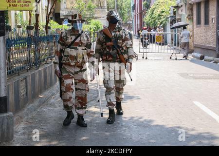 Les soldats paramilitaires indiens se tiennent en garde tandis que les électeurs se tiennent dans la file d'attente pour voter lors de la phase 7th des élections de l'Assemblée du Bengale occidental à Kolkata, en Inde, le 26 avril 2021. (Photo de Debajyoti Chakraborty/NurPhoto) Banque D'Images