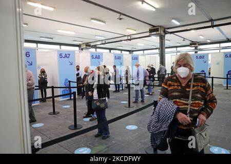 Un millier de personnes participent au test pilote de vaccination de masse à la Fira de Barcelona, à Barcelone, le 26th avril 2021. (Photo de Joan Valls/Urbanandsport /NurPhoto) Banque D'Images