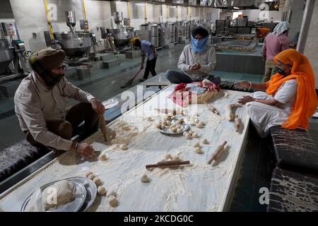 Les volontaires du Comité de gestion de Delhi Sikh Gurdwara (DSGMC) préparent le langar (nourriture) pour les familles Covid-19 touchées qui sont en isolement à domicile au milieu des cas croissants de coronavirus, à Bangla Sahib gurudwara, à New Delhi, en Inde, sur 24 avril 2021. (Photo de Mayank Makhija/NurPhoto) Banque D'Images