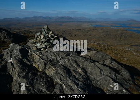 Vue sur le sommet de la colline d'Errisbeg (300m). À partir d'aujourd'hui, l'Irlande assouplit certaines restrictions, notamment la réouverture des installations sportives de plein air, des terrains de sport, des terrains de golf et des courts de tennis. Les activités sportives sans contact comme le golf et le tennis peuvent reprendre. Certaines attractions touristiques rouvriront également, notamment des zoos, des fermes animalières ouvertes et des sites patrimoniaux, mais pas des parcs d'attractions. Tous les services d'accueil dans ces zones ne seront disponibles que pour les services à emporter et des limites de capacité s'appliqueront. Le gouvernement travaille à la réouverture des hôtels à partir du début de juin. Le lundi 26 avril 2021, à Banque D'Images