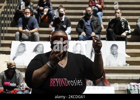 Un orateur demande de meilleures conditions pour les femmes détenues à la prison de l'île Riker sur les marches de la salle fédérale de 26 avril 2021, à New York, aux États-Unis. Des membres de la Women's Community Justice Association parlent au rassemblement #WhatAboutHer des conditions abominable de Rosie's place, la prison pour femmes de l'île Riker. (Photo de John Lamparski/NurPhoto) Banque D'Images