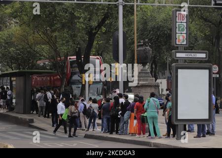 Un groupe de personnes attendant le Metrobus dans les rues de Mexico, pendant l'urgence sanitaire COVID-19 et le feu de signalisation épidémiologique orange dans la ville de Mexico, au Mexique, sur 26 avril 2021. Actuellement, le Mexique se classe treizième au monde en termes d'infections et troisième en termes de décès dus à la pandémie COVID-19, derrière les États-Unis et le Brésil, selon l'Université Johns Hopkins aux États-Unis. (Photo de Gerardo Vieyra/NurPhoto) Banque D'Images