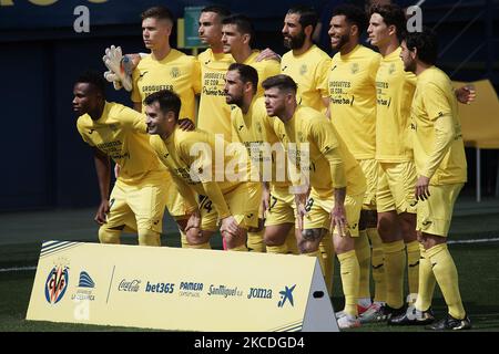 Rangée arrière G-D: Juan Foyth, Sergio Asenjo, Gerard Moreno, Raul Albiol, Etienne Capoue, Pau Torres, Dani Parejo. Première rangée L-R: Samuel Chukwueze, Manu Trigueros, Paco Alcacer, Alberto Moreno pose avant le match de la Liga Santander entre Villarreal CF et FC Barcelone à l'Estadio de la Ceramica sur 25 avril 2021 à Villareal, Espagne. Les stades sportifs dans toute l'Espagne restent soumis à des restrictions strictes en raison de la pandémie du coronavirus, car les lois de distanciation sociale du gouvernement interdisent aux fans à l'intérieur des lieux, ce qui entraîne le jeu derrière des portes fermées. (Photo de Jose Breton/Pics action/NurPhoto) Banque D'Images