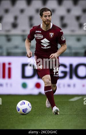 Le défenseur de Turin Cristian Ansaldi (15) en action pendant la série Un match de football n.33 TURIN - NAPLES sur 26 avril 2021 au Stadio Olimpico Grande Turin à Turin, Piémont, Italie. Résultat final: Torino-Napoli 0-2. Les stades sportifs autour de l'Italie restent soumis à des restrictions strictes en raison de la pandémie du coronavirus, car les lois de distanciation sociale du gouvernement interdisent aux fans à l'intérieur des lieux, ce qui entraîne le jeu derrière des portes fermées. (Photo de Matteo Bottanelli/NurPhoto) Banque D'Images