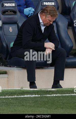 Ronald Koeman, entraîneur en chef de Barcelone, regarde sa montre pendant le match de la Liga Santander entre Villarreal CF et le FC Barcelone à l'Estadio de la Ceramica sur 25 avril 2021 à Villareal, Espagne. Les stades sportifs dans toute l'Espagne restent soumis à des restrictions strictes en raison de la pandémie du coronavirus, car les lois de distanciation sociale du gouvernement interdisent aux fans à l'intérieur des lieux, ce qui entraîne le jeu derrière des portes fermées. (Photo de Jose Breton/Pics action/NurPhoto) Banque D'Images