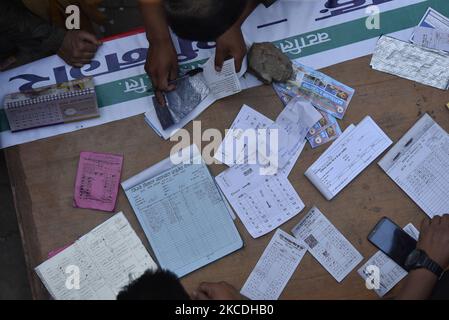 Un personnel de bus s'est chargé de l'organisation des billets du véhicule au parc de bus à Balaju, Katmandou, Népal, mardi, 27 avril 2021. Les gens commencent à quitter la vallée de Katmandou comme préoccupations du gouvernement sur le point de mettre en œuvre l'ordre d'interdiction de 15 jours de 29 avril, en raison de la propagation inclinée du virus Corona (COVID-19). (Photo de Narayan Maharajan/NurPhoto) Banque D'Images