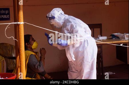 Les gens sont vus dans un dispensaire alors qu'ils donnent un écouvillon pour le coronavirus Covid-19 dans la ville de Bhubaneswar, capitale de l'État indien de l'est, sur 27 avril 2021. (Photo par STR/NurPhoto) Banque D'Images