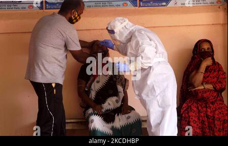 Les gens sont vus dans un dispensaire alors qu'ils donnent un écouvillon pour le coronavirus Covid-19 dans la ville de Bhubaneswar, capitale de l'État indien de l'est, sur 27 avril 2021. (Photo par STR/NurPhoto) Banque D'Images