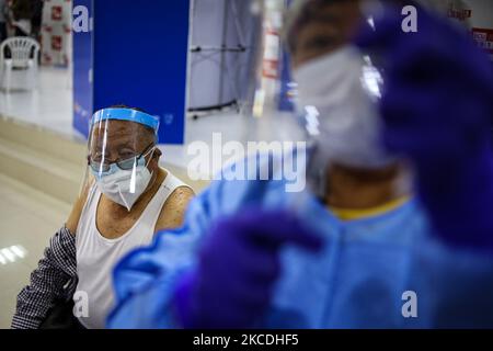 Les adultes plus âgés reçoivent la première dose du vaccin sinovac à Quito, en Équateur, en 27 avril 2021. (Photo de Rafael Rodriguez/NurPhoto) Banque D'Images