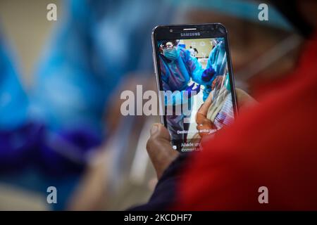 Les adultes plus âgés reçoivent la première dose du vaccin sinovac à Quito, en Équateur, en 27 avril 2021. (Photo de Rafael Rodriguez/NurPhoto) Banque D'Images