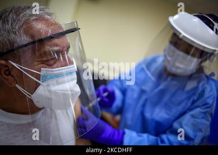 Les adultes plus âgés reçoivent la première dose du vaccin sinovac à Quito, en Équateur, en 27 avril 2021. (Photo de Rafael Rodriguez/NurPhoto) Banque D'Images