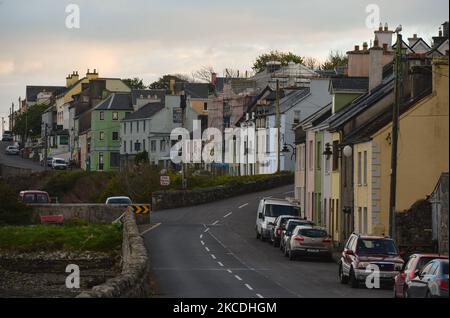 Vue générale de Roundstone au crépuscule, pendant le confinement de la COVID-19. Le mardi 27 avril 2021, à Roundstone, Connemara, Co. Galway, Irlande. (Photo par Artur Widak/NurPhoto) Banque D'Images