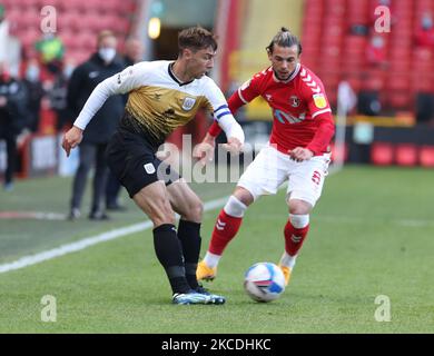 WOOLWICH, Royaume-Uni, AVRIL 27:L-R Harry Pickering de Crewe Alexander (en prêt de Blackburn Rovers) prend sur le Jake Forster-Caskey de Charlton Athletic pendant la Sky Bet League One entre Charlton Athletic et Crewe Alexandra à la Valley, Woolwich, Angleterre, le 27th avril 2021. (Photo par action Foto Sport/NurPhoto) Banque D'Images