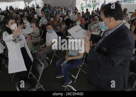 Le personnel médical a assisté à des personnes âgées dans la zone d'observation à l'intérieur de l'école préparatoire nationale No 9 Pedro de Alba dans la municipalité de Gustavo A. Madero, Mexico, Mexique, on 27 avril, 2021 où ils ont reçu la deuxième dose du vaccin Spoutnik V pendant l'urgence sanitaire et le feu de circulation épidémiologique orange dans la capitale. (Photo de Gerardo Vieyra/NurPhoto) Banque D'Images