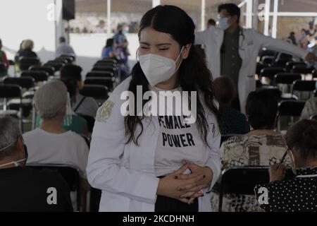 Le personnel médical a assisté à des personnes âgées dans la zone d'observation à l'intérieur de l'école préparatoire nationale No 9 Pedro de Alba dans la municipalité de Gustavo A. Madero, Mexico, Mexique, on 27 avril, 2021 où ils ont reçu la deuxième dose du vaccin Spoutnik V pendant l'urgence sanitaire et le feu de circulation épidémiologique orange dans la capitale. (Photo de Gerardo Vieyra/NurPhoto) Banque D'Images