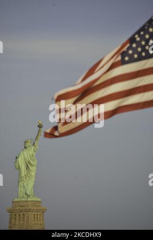 Les drapeaux américains ont été envoyés à la moitié du personnel de Flag Plaza à Liberty Park, New Jersey, New York, sur 28 avril 2021, pour honorer les 500 000 morts de Covid-19. Le premier décès par covid-19 aux États-Unis a été annoncé sur 29 février et par 27 mai, trois mois plus tard, le pays a déjà signalé 100 000 décès par le virus. À la fin de janvier 2021, ils avaient passé la marque 400 000. (Photo de Deccio Serrano/NurPhoto) Banque D'Images