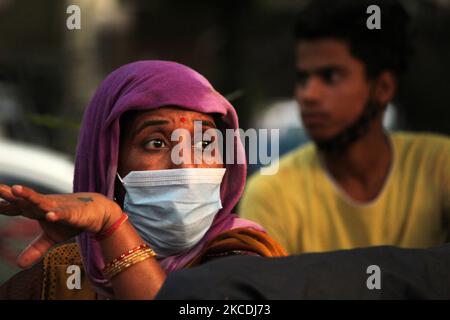 Une femme portant un masque réagit alors qu'elle regarde des patients souffrant d'une difficulté respiratoire due à la maladie du coronavirus (COVID-19), pour recevoir un soutien gratuit en oxygène à l'extérieur d'un Gurudwara (temple sikh) à Ghaziabad, Inde sur 28 avril 2021. L'Inde a franchi une autre étape sinistre alors que le nombre total de morts dans la pandémie a dépassé le seuil des 2 lakh. Plus de 3,6 nouveaux cas lakh ont été signalés au cours des 24 dernières heures dans un autre record d'une journée. (Photo de Mayank Makhija/NurPhoto) Banque D'Images