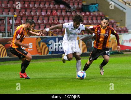 Le Brandon Thomas-Asante de Salford City s'en prend aux défenseurs de Bradford lors du match de la Sky Bet League 2 entre Bradford City et Salford City au stade énergétique Utilita, Bradford, Angleterre, le 27th avril 2021. (Photo par Michael Driver/MI News/NurPhoto) Banque D'Images