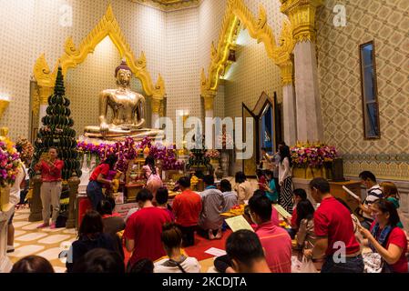 Les gens adorent le Bouddha d'or de Wat Traimit Withayaram Worawihan, dans le quartier chinois de Bangkok à la veille du nouvel an lunaire. Bangkok, Thaïlande, 8 février 2016. (Photo de Marc Fernandes/NurPhoto) Banque D'Images