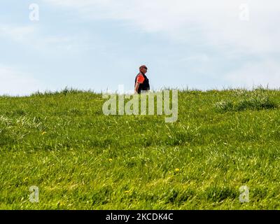 Un homme marche autour d'une digue, pendant les températures printanières aux pays-Bas, sur 28 avril 2021. (Photo par Romy Arroyo Fernandez/NurPhoto) Banque D'Images