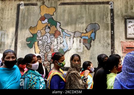 Les électeurs ganders ,No maintain social distance et se tiennent dans une file d'attente à un bureau de vote pour faire leur vote pendant la phase 8th des élections de l'Assemblée du Bengale occidental à Kolkata, Inde, le 29 avril 2021. La phase 8th des élections de l'Assemblée du Bengale occidental 2021 précède la pandémie du coronavirus Covid-19. (Photo de Debajyoti Chakraborty/NurPhoto) Banque D'Images