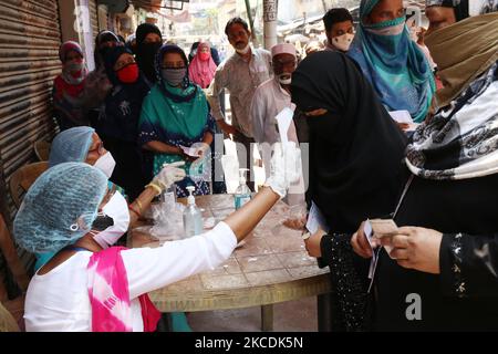 La température d'une femme musulmane est vérifiée avant de voter dans un bureau de vote lors de la phase 8th des élections de l'Assemblée du Bengale occidental à Kolkata, en Inde, le 29 avril 2021. La phase 8th des élections de l'Assemblée du Bengale occidental 2021 précède la pandémie du coronavirus Covid-19. (Photo de Debajyoti Chakraborty/NurPhoto) Banque D'Images