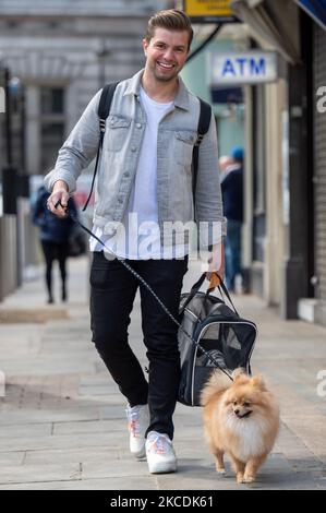 Sonny Jay a vu quitter Global Studios, Capital FM Breakfast Show marcher son chien à Londres, Royaume-Uni 29 avril 2021. (Photo de Robin Pope/NurPhoto) Banque D'Images