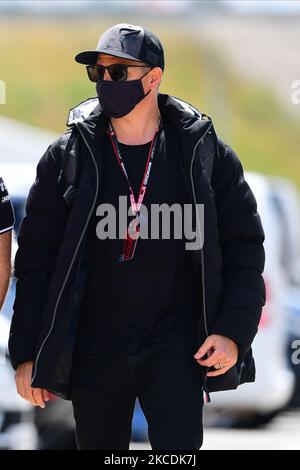 Kimi Raikkonen d'Alfa Romeo Racing ORLEN arrive en circuit avant la conférence de presse du GP portugais, troisième tour du Championnat du monde de Formule 1 à Autodromo Internacional do Algarve, Mexiloeira Grande, Portimao, Algarve, 29 avril 2021 (photo par Andrea Diodato/NurPhoto) Banque D'Images