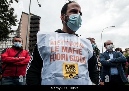 Travailleurs et entrepreneurs dans le secteur du jeu public protestent avec un siège devant le Conseil régional du Latium à Rome, Italie, sur 29 avril 2021 pour empêcher l'entrée en vigueur de la loi régionale, qui prévoit une rétroactivité qui conduira en fait à l'expulsion des jeux publics de presque tout le territoire régional. Ils appellent également à la fermeture des activités depuis le début de la pandémie de Covid -19. (Photo par Andrea Ronchini/NurPhoto) Banque D'Images