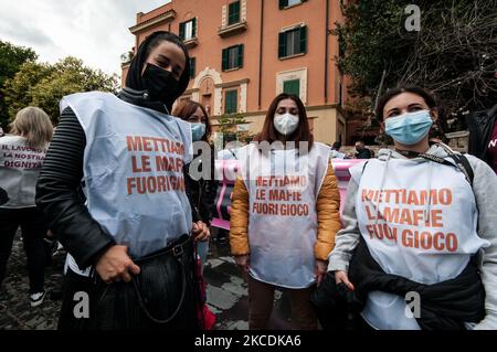 Travailleurs et entrepreneurs dans le secteur du jeu public protestent avec un siège devant le Conseil régional du Latium à Rome, Italie, sur 29 avril 2021 pour empêcher l'entrée en vigueur de la loi régionale, qui prévoit une rétroactivité qui conduira en fait à l'expulsion des jeux publics de presque tout le territoire régional. Ils appellent également à la fermeture des activités depuis le début de la pandémie de Covid -19. (Photo par Andrea Ronchini/NurPhoto) Banque D'Images